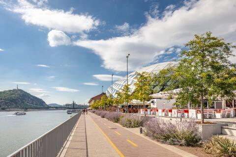 Sunny Rooms At Danube Budapeste Exterior foto